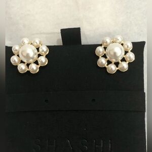 SHASHI Beautiful sunburst flower shaped faux‎ freshwater pearl stud earrings new